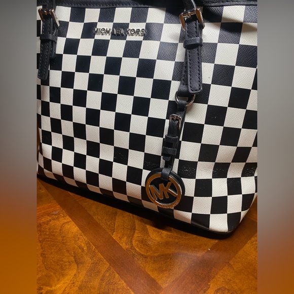 Michael Kors Saffiano Leather RETAILS $360 - Picture 5 of 9